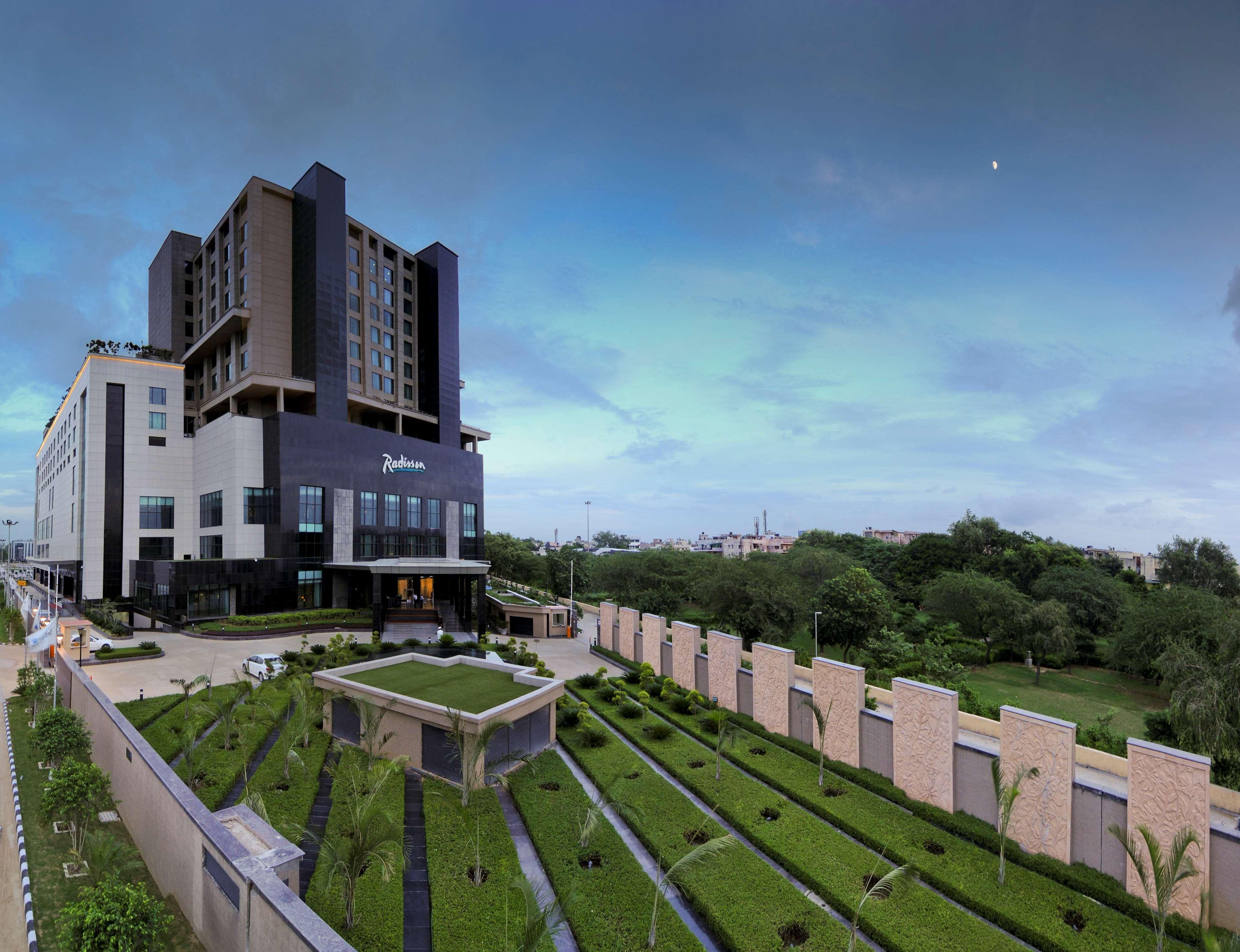 Radisson Blu Hotel New Delhi Paschim Vihar Eksteriør billede